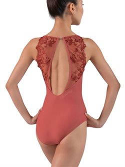 Koralfarvet dragt med blonder fra BalletRosa